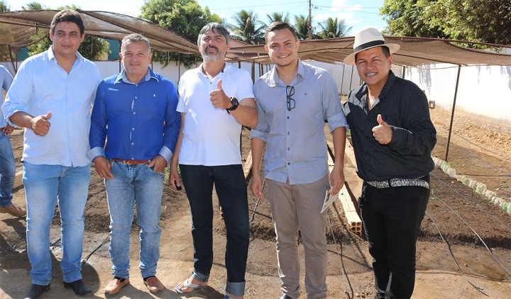 Vereadores participam de entrega de kits de irrigação para agricultura familiar